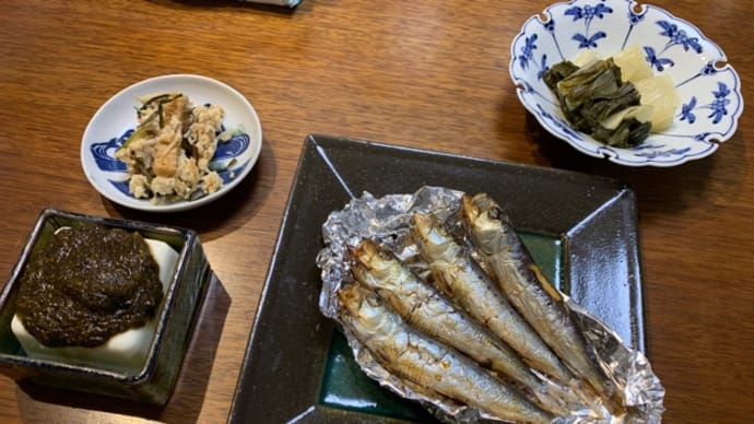 地味にして滋味ごはん、鰯の丸干しを焼く
