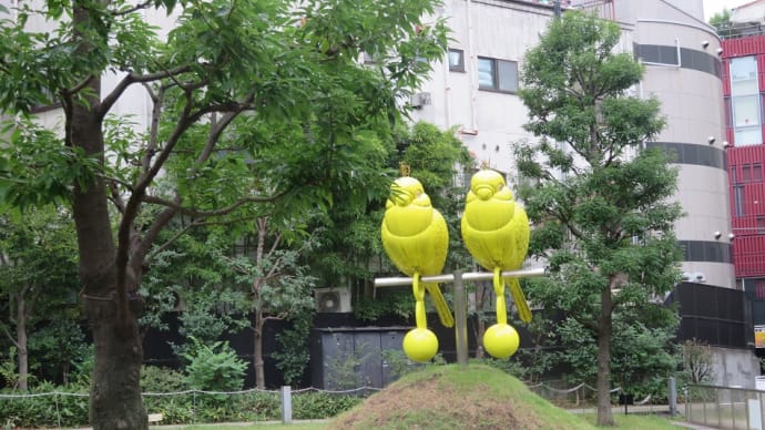 近くを通る度に気になり、見てみたくなります!黄色い巨大なインコのオブジェ!いるよ!