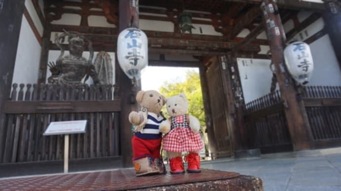 クマのハンス君といっしょに紫式部ゆかりの「石山寺」。来年のカレンダー撮影のために