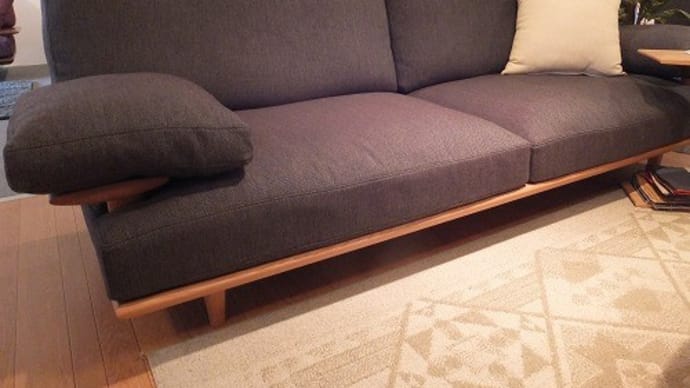１４７、くつろぐためのソファーの座り心地、これは、人によって違うので、なかなか難しいのですが。一枚板と木の家具の専門店エムズファニチャーです。