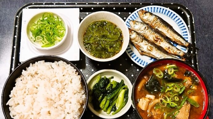 家で朝ご飯(押麦ごはんにめざし(真鰯)、めかぶ、納豆、ぶりのあら汁、からし菜漬)(2022年11月23日)
