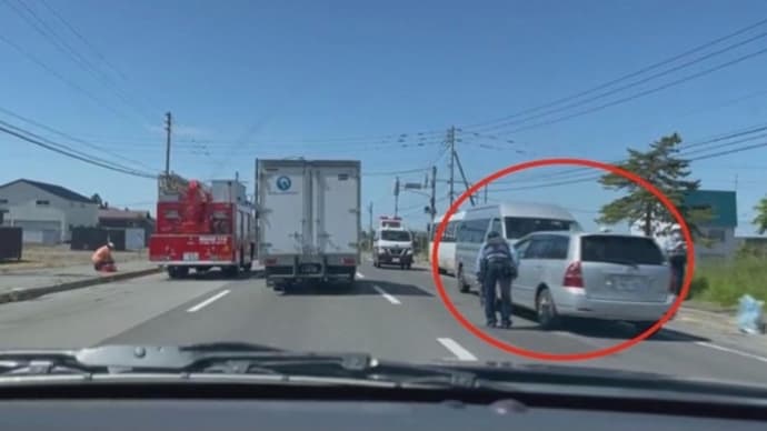 北海道でクソダボがワゴン車でセンターラインを食み出してワンボックスカーに打つかる