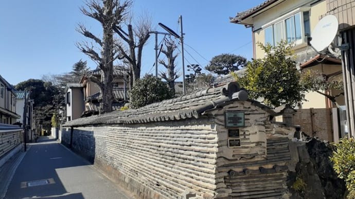 春待ちの築地塀の路地