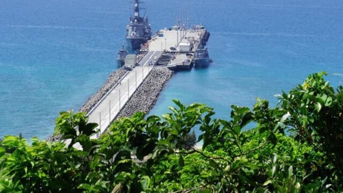 津堅島沖(中城湾)に大きなブツを下ろした米軍(20220425)