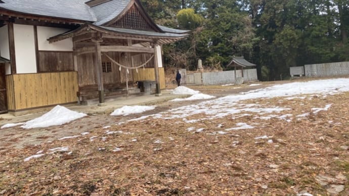三遠神社におまいに行きました雪かきをしていました。