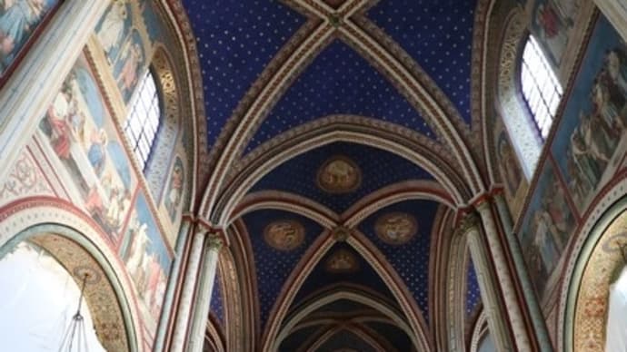 パリ　サンジェルマンデプレ教会　天井が紺色　