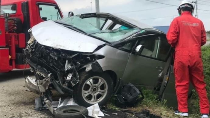 北海道でヴォケがワゴン車で路外逸脱し横転