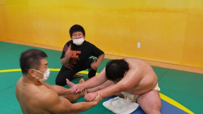 角界入門に向けて股割りの練習