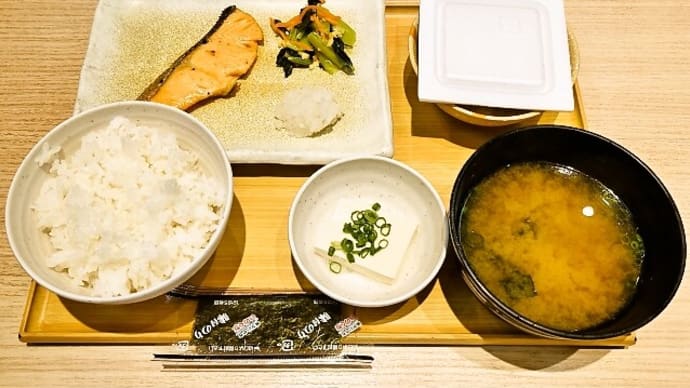 やよい軒(茅場町店)でしゃけの塩焼朝食+納豆(2023年5月8日)