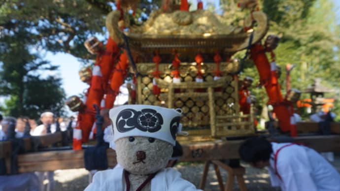 京都東山「粟田神社」の大祭。秋晴れの14日の午前中から始まった剣鉾と神輿渡御。