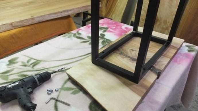 1453、お客様のお宅へのお届け前の準備です。一枚板に鉄脚を固定する作業です。一枚板と木の家具の専門店エムズファニチャーです。
