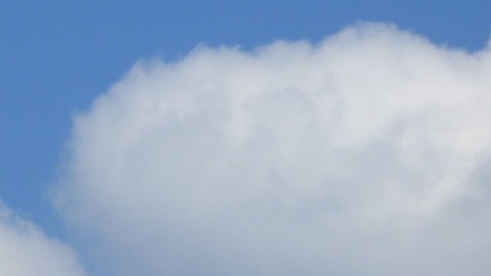綿あめのようなふわふわな雲 雲の上に乗れそうです