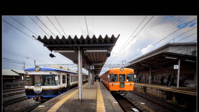 ホームに並ぶ2本の5000系電車
