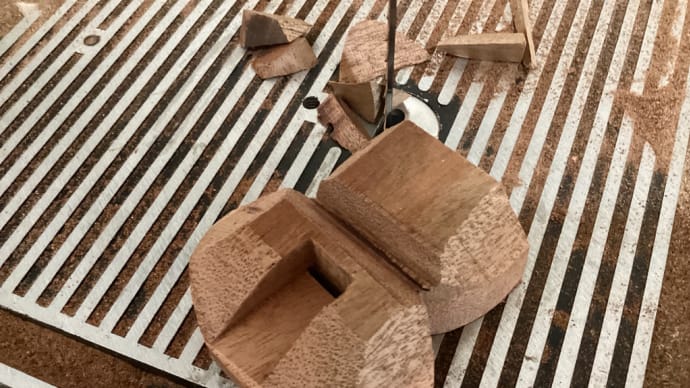 鼻笛製作中