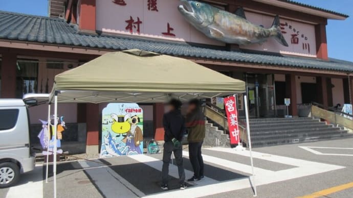 ニジマスにエサやり体験用プールを設置しました