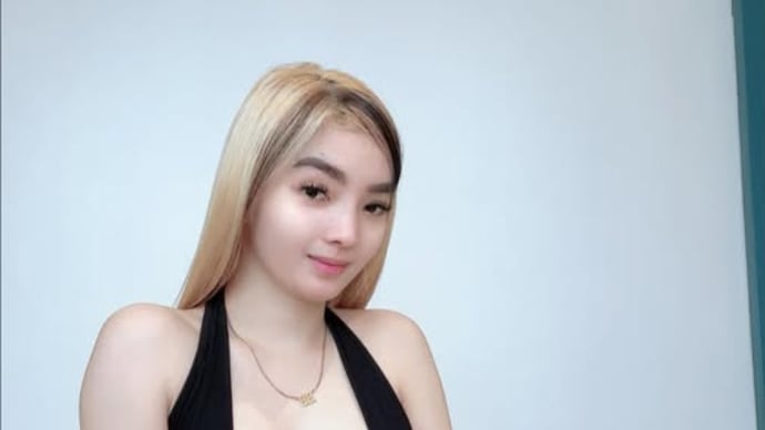 黒いボディスーツのジェード・デラ・ペーニャ