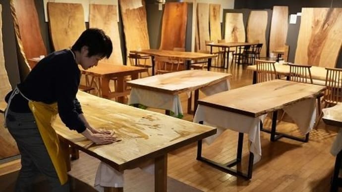 2338、新しく一枚板をお迎え致しました。仕上げの作業をしております。一枚板と木の家具の専門店エムズファニチャーです。