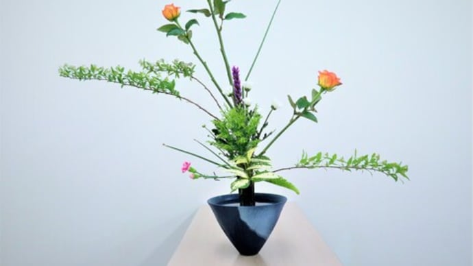 バラとスズカケの春らしい立花