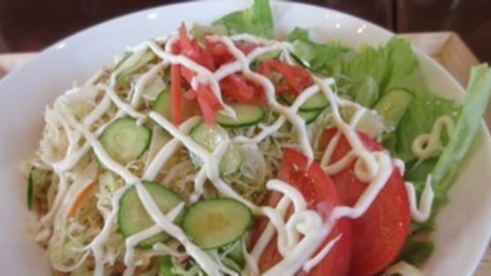3回目「水辺のカフェ おもてなし」で、サラダ冷やし中華といちごサンデー