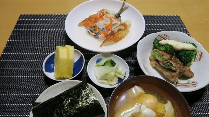 鰯とちくわの南蛮漬けと青梗菜の豚バラ巻、炊屋食堂の田舎定食・・・庶民の味。