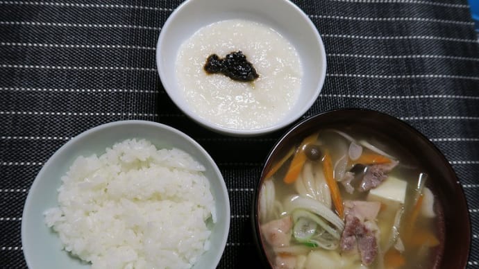 豚鶏のおかず味噌汁ととろろ、炊屋食堂の田舎定食・・・田舎の味。