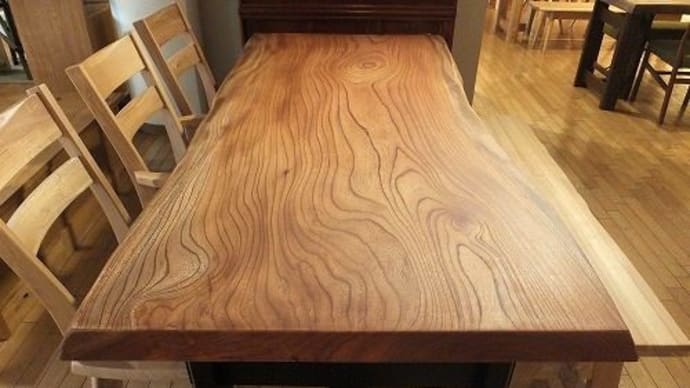 ３９７、【一枚板テーブル】　ケヤキの厚板一枚板テーブル展示しました。　一枚板と木の家具の専門店エムズファニチャーです。