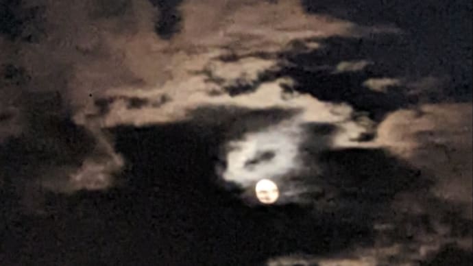 月に掛かる雲の天使の輪