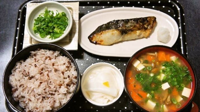 家で朝ご飯(赤米入りご飯に鰆の塩麹漬、納豆、なめこと里芋と人参の味噌汁、漬物)(2021年12月8日)