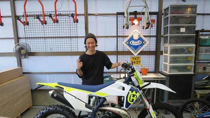 めちゃめちゃ良い笑顔で嬉しくなっちゃいますね!Husqvarna TE250 2023MY フルプロテクションで納車です!