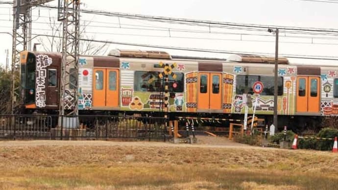 近鉄奈良線を走る “にぎやかな電車” (奈良県)