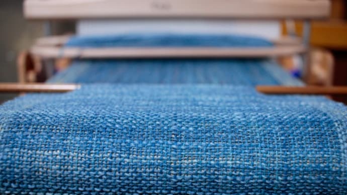 小型リジェット織機で藍染めマフラーを織る