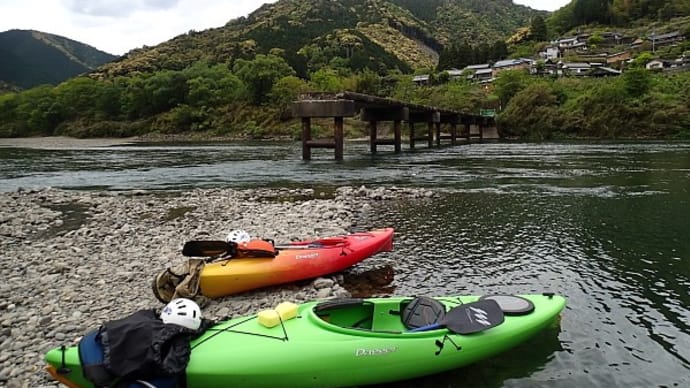 時と水がスローに流れる初夏の川を、カヌーでのんびりとゆくのだ