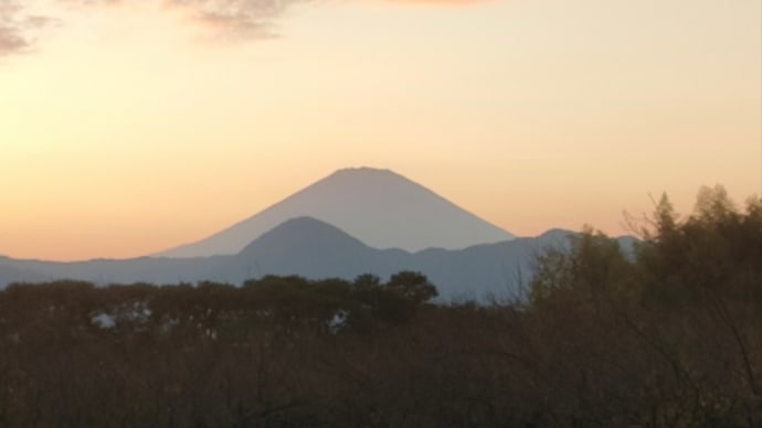 風情ある夕景に聴く安田祥子歌唱の《夕焼け小焼け》