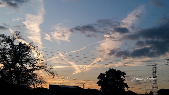 夕刻の空にクロスする飛行機雲♪