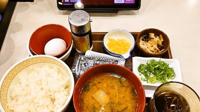 すき家(浦安駅前店)で納豆たまかけ朝食+とん汁変更+たくあん(2024年10月6日)