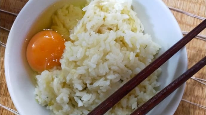 とぎ忘れた米とインスタントラーメンを入れて炊いて卵を落とした飯