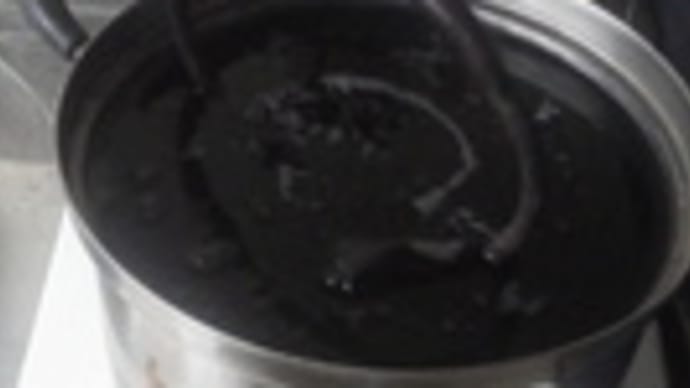 茶殻と紅茶で鉄瓶を煮る。