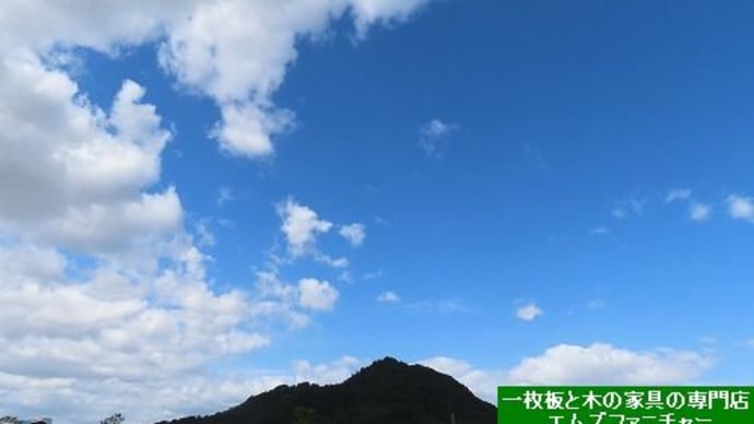 2060、大判の栃の一枚板を最終の仕上げの作業をさせて頂いております。一枚板と木の家具の専門店エムズファニチャーです。