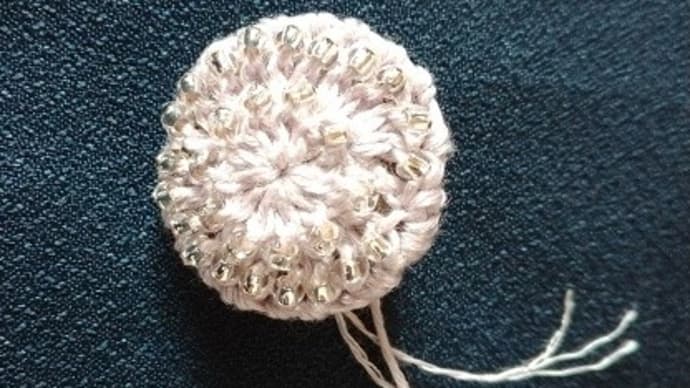 ボタンを、ビーズを付けた糸で編み包みました～～！