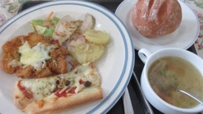 「カフェ ラ ガラッシア(Caffe La Galassia)、ドルチェ付き日替わりプレートセットは、ポークカツレツのチーズ焼き