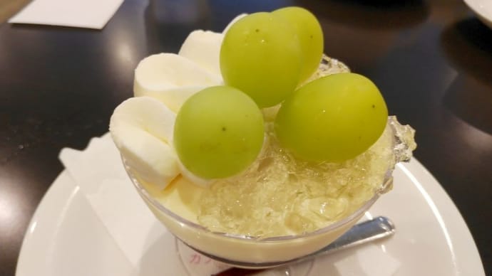 シャインマスカットとレアチーズケーキ