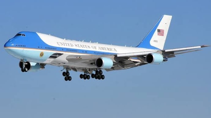 やっぱし、アメリカ合衆国大統領専用機のエアフォース・ワンは、今のカラーリングがベスト