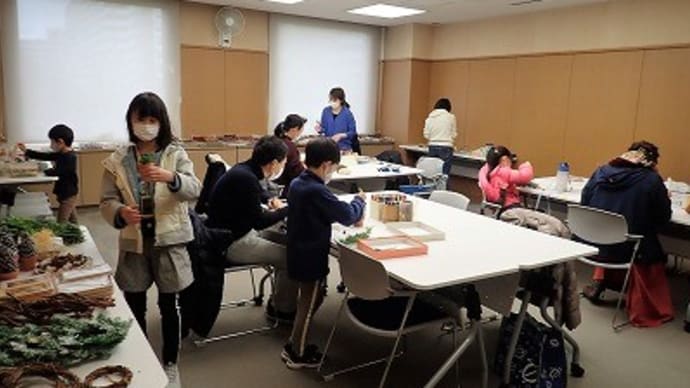 アートを楽しむ観察会「木の実のミニリースやフォトフレーム作り」
