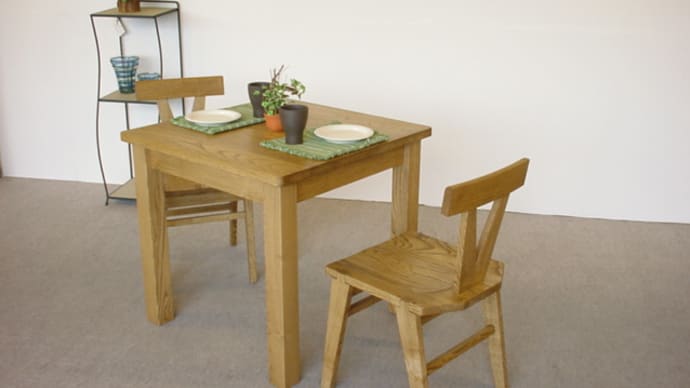 栗の木の家具。　コンパクトな無垢のテーブル。
