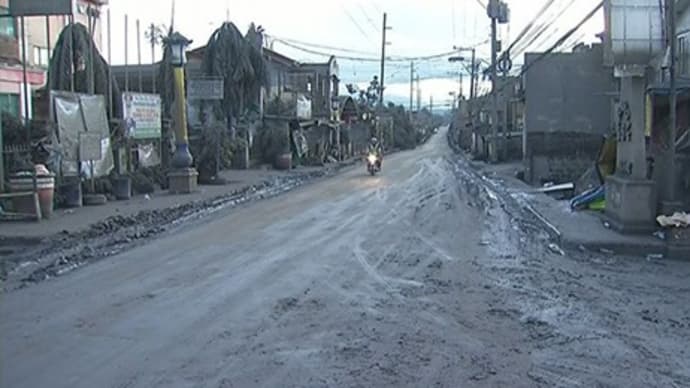 タール火山は一見小康状態だがまだ危険