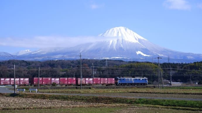 大山とEF64-1000番台牽引コンテナ貨物列車 【吉長踏切:伯備線】2021.JAN