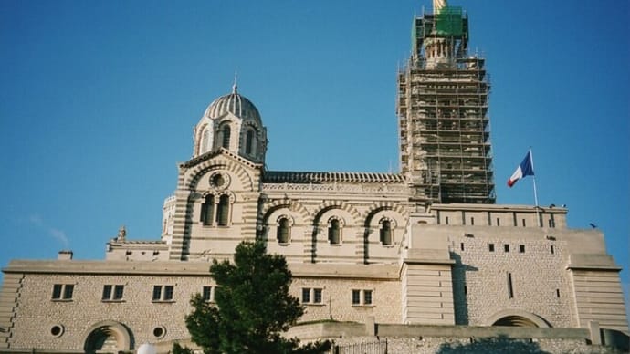 ノートルダム・ドゥ・ラ・ガルド寺院の裏側、歴史と建築