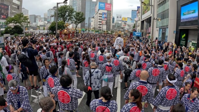 新宿・熊野神社の大祭(12基のお神輿)