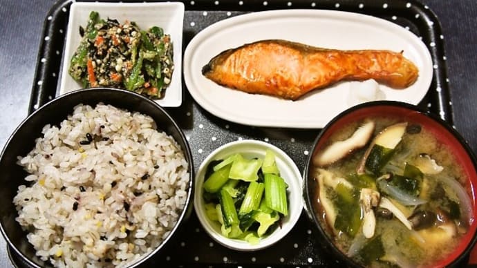 家で朝ご飯（五穀ごはんに焼鮭、玉ねぎとキノコの味噌汁、オクラとひじきのごま和え、きざみ野沢菜漬）（2021年5月11日）