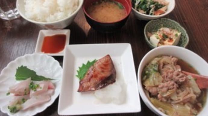 「あくび」で、日替わり定食750円。いなだ醤油漬焼き、肉豆腐、たこ刺など